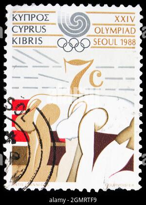 MOSCOU, RUSSIE - 6 NOVEMBRE 2019 : timbre-poste imprimé sur Chypre montre les Jeux Olympiques Séoul - coureurs au point de départ, série, vers 1988 Banque D'Images