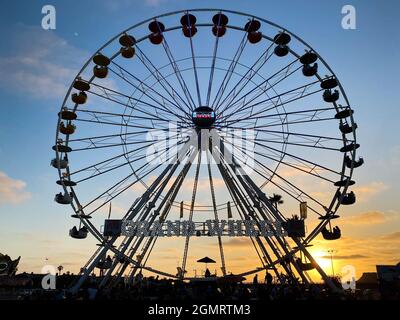 Grande roue, vue de dessous d'une grande roue au coucher du soleil. Foire du comté de San Diego, Californie, États-Unis. 13 juillet Banque D'Images