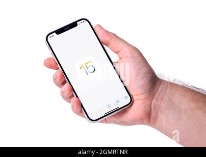 Antalya, TURQUIE - 20 septembre 2021. IPhone avec le logo de la nouvelle iOS 15, le prochain système d'exploitation d'Apple pour ses smartphones à sortir. Banque D'Images
