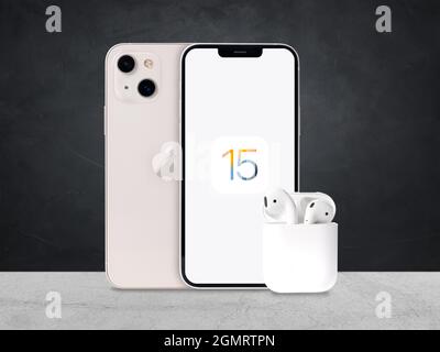 Antalya, Turquie - 20 septembre 2021: IPhone 13 starlight nouvelle sortie maquette couleur avec angles arrière et avant et nouveau système d'exploitation ios 15 l Banque D'Images