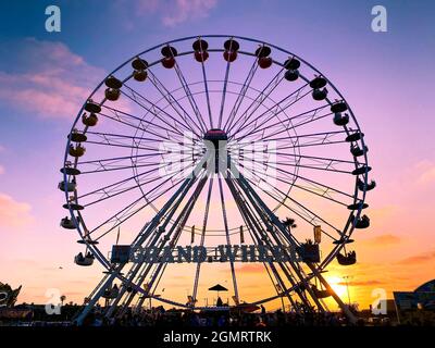 Grande roue, vue de dessous d'une grande roue au coucher du soleil. Foire du comté de San Diego, Californie, États-Unis. 13 juillet Banque D'Images