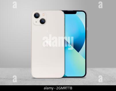 Antalya, Turquie - 20 septembre 2021: Nouveau sorti iphone 13 starlight couleur maquette avec angles arrière et avant Banque D'Images