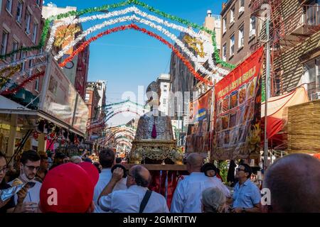 New York, New York, États-Unis. 19 septembre 2021. Procession du Sanctuaire de Patrón Saint de Naples en laissant l'église du sang le plus précieux être transporté à travers les rues de la petite Italie jusqu'à la rue Mulberry. La célébration annuelle célébrant le Saint patron de Naples, qui aurait protégé ces derniers des catastrophes naturelles. L'événement comprend une procession de la statue (sanctuaire) à travers les rues et une foire de rue attirant des milliers de saucisses, pizza, cannolis, zeppôles et d'autres plats italiens populaires. (Image de crédit : © Milo Hess/ZUMA Press Wire) Banque D'Images