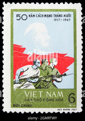MOSCOU, RUSSIE - 6 NOVEMBRE 2019 : le timbre-poste imprimé au Vietnam montre Lénine, soldats révolutionnaires, 50e anniversaire de la grande révolution d'octobre Banque D'Images
