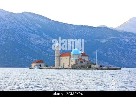 Église notre-Dame des rochers (1632) sur l'îlot portant le même nom dans la baie de Kotor, au Monténégro Banque D'Images