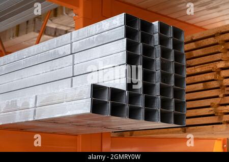 Pile de matériaux de construction profil en aluminium pour le mur sec sur le chantier de construction. Pour le cadre de support de construction pour plaques de plâtre, plaques de plâtre, Banque D'Images
