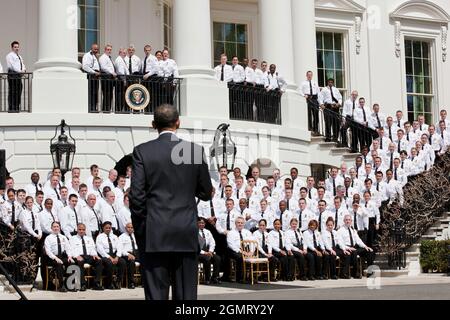 Le président Barack Obama s'adresse aux agents de la Division en uniforme du Service secret des États-Unis avant une photo de groupe au Portico sud de la Maison Blanche, le 4 avril 2011. (Photo de la Maison Blanche du Bureau par Pete Souza) cette photo officielle de la Maison Blanche est disponible uniquement pour publication par les organismes de presse et/ou pour impression personnelle par le(s) sujet(s) de la photo. La photographie ne peut être manipulée d'aucune manière et ne peut pas être utilisée dans des documents commerciaux ou politiques, des publicités, des courriels, des produits, des promotions qui, de quelque manière que ce soit, suggèrent l'approbation ou l'approbation du Président, Banque D'Images