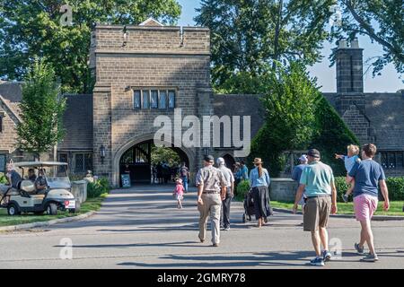 Grosse Pointe Shores, Michigan - les gens entrent dans la maison d'entrée à l'Edsel & Eleanor Ford House pour le spectacle des yeux sur le design automobile, tenu sur les 87 acres es Banque D'Images