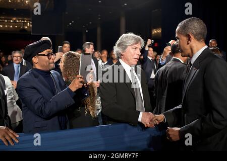 Le cinéaste Spike Lee utilise son iPad pour photographier le président Barack Obama alors qu'il accueille les invités du gala des prix Keepers of the Dream du réseau national d'action à New York, New York, le 6 avril 2011. (Photo officielle de la Maison Blanche par Pete Souza) cette photo officielle de la Maison Blanche est disponible uniquement pour publication par les organismes de presse et/ou pour impression personnelle par le(s) sujet(s) de la photo. La photographie ne peut être manipulée d'aucune manière et ne peut pas être utilisée dans des documents commerciaux ou politiques, des publicités, des courriels, des produits, des promotions qui, de quelque manière que ce soit, suggèrent une approbation ou une fin Banque D'Images