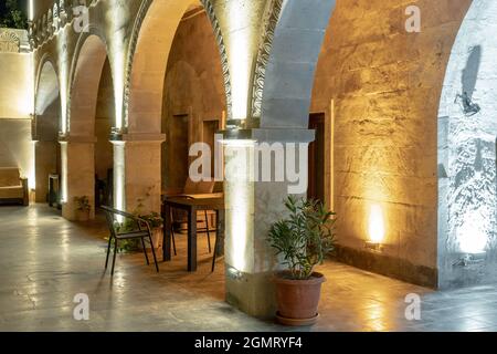 Architecture moderne, colonnes en béton et marbre, structure moderne composée de gravures. Banque D'Images