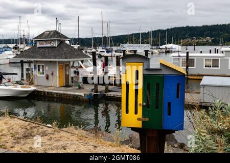 Coloré Free Lending Library à côté d'une marina Banque D'Images