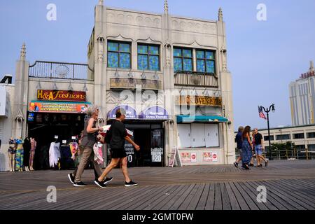 Piétons marchant sur la promenade à Atlantic City, NJ Banque D'Images
