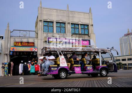 Tram sur la promenade à Atlantic City, New Jersey Banque D'Images