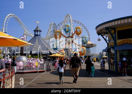 Personnes marchant sur Morey's Pier sur la promenade de Wildwood, NJ Banque D'Images