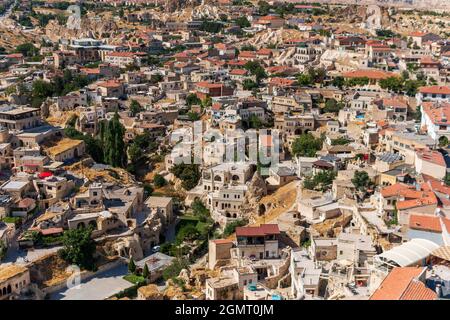 Cappadoci, une photo prise du château d'Uchisar, maisons de la même structure et architecture dispersée mais impressionnante de la ville, Voyage en Turquie Banque D'Images