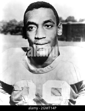 1962 c., Philadelphie , États-Unis : Le célèbre acteur américain , comédien , chanteur et producteur BILL COSBY ( William Henry Cosby, Jr. , né le 2 juillet 1937 ) quand était jeune , âgé de 25 ans, en tant que joueur de football à Temple University , Philadelphie, après sa décharge honorable de la Marine militaire en 1961 . Photographe inconnu . - HISTOIRE - FOTO STORICHE - ATTORE - FILM - CINÉMA - TÉLÉVISION - TELEVISIONE - SITCOM - Personalità da bambino bambini da giovane - personnalités quand était jeune - football américain americano - SPORT - PORTRAIT - RITRATTO --- ARCHIVIO GBB Banque D'Images