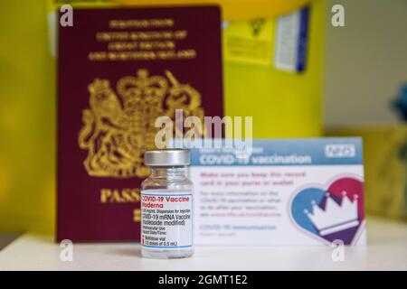 Londres, Royaume-Uni. 12 septembre 2021. Vue d'un flacon contenant le vaccin Moderna Covid-19, une carte de vaccination et un passeport britannique dans un centre de vaccination. (Image de crédit : © Dinendra Haria/SOPA Images via ZUMA Press Wire) Banque D'Images