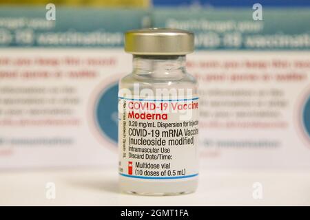 Londres, Royaume-Uni. 12 septembre 2021. Vue d'un flacon contenant Moderna Covid-19 et des cartes de vaccination dans un centre de vaccination. (Image de crédit : © Dinendra Haria/SOPA Images via ZUMA Press Wire) Banque D'Images