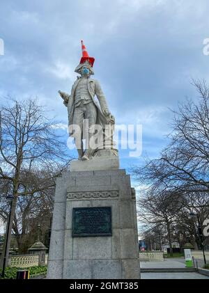 (210921) -- AUCKLAND, le 21 septembre 2021 (Xinhua) -- photo prise le 8 septembre 2021 montre la statue du capitaine James Cook portant un masque facial dans le centre-ville de Christchurch, en Nouvelle-Zélande. La plus grande ville de Nouvelle-Zélande, Auckland, assoupliera les restrictions en passant au niveau d'alerte 3 du COVID-19 à 11 h 59 mardi pendant au moins deux semaines, puisque le pays a signalé 22 nouveaux cas dans la communauté Delta lundi. La ville est restée au niveau 4, le confinement de niveau supérieur de la COVID-19, pendant plus de 30 jours, plus longtemps que le confinement de l'année dernière, avec des écoles et des entreprises non essentielles fermées. Le reste du pays restera Banque D'Images