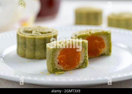 Gateau De Lune Traditionnel Chinois Au The Vert Matcha Photo Stock Alamy