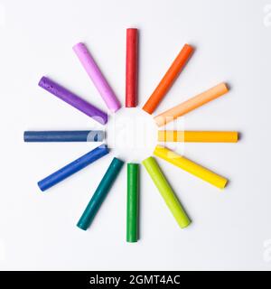 crayons pastel à l'huile disposés dans des couleurs de roue de couleur sur fond blanc Banque D'Images
