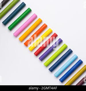 crayons pastel à l'huile multicolores disposés sur fond blanc Banque D'Images