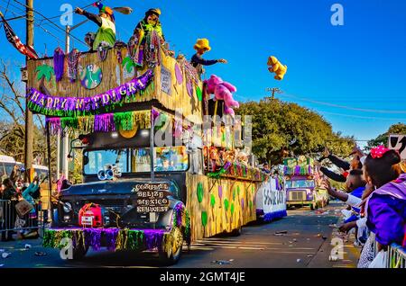 Un flotteur Mardi gras descend dans la rue pendant le défilé Mardi gras de Joe Cain Day, 7 février 2016, à Mobile, Alabama. Banque D'Images