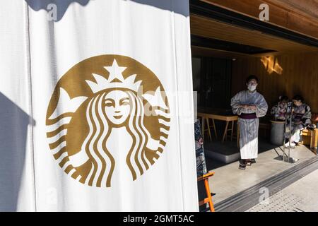 Kawagoe, Japon. 20 septembre 2021. Logo Starbucks vu à l'entrée de l'une de leurs branches à Kawagoe. Le troisième lundi de septembre, depuis 1966, le Japon célèbre le respect de la Journée des personnes âgées (keiro no hi) en tant que jour férié. En ce jour, les Japonais non seulement montrent de la gratitude envers les personnes âgées, mais aussi apprécient le tourisme domestique. Après les Jeux Olympiques et Paralympiques de Tokyo en 2020, les cas Covid-19 sont retournés aux niveaux pré-olympiques à l'échelle nationale. » Crédit : SOPA Images Limited/Alamy Live News Banque D'Images