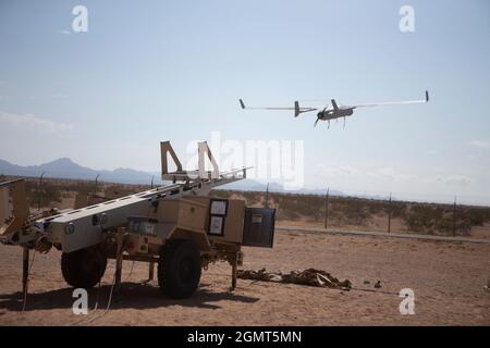 Un Blackjack RQ-21A affecté au Marine Unhabaied Aerial Vehicle Squadron 3, Marine Aircraft Group 24, 1re Escadre Marine Aircraft, prend le vol pendant le cours d'instructeur d'armes et de tactiques (WTI) 1-22, au complexe de défense aérienne Cannon, près de Yuma, en Arizona, le 18 septembre 2021. Le WTI est un événement de formation de sept semaines organisé par l'escadron 1 des armes et tactiques de l'aviation maritime, qui fournit une formation tactique avancée normalisée et une certification des qualifications d'instructeur d'unité pour soutenir la formation et l'état de préparation de l'aviation maritime, ainsi que pour aider à développer et à utiliser des armes et des tactiques de l'aviation. (É.-U. Corps de marine ph Banque D'Images