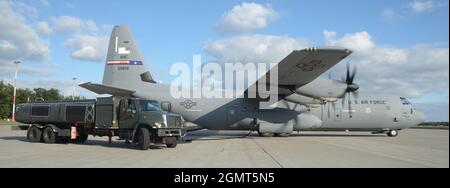 Des aviateurs du 86e Escadron de préparation à la logistique exercent un carburant d'aile humide à partir d'un avion C-130J Super Hercules de la base aérienne de Ramstein, en Allemagne, à la base aérienne de Powidz, en Pologne, pendant la rotation du détachement d'aviation 21-4, le 20 septembre 2021. Un carburant d'aile humide permet le déchargement rapide du carburant d'un avion dans un camion-citerne. Les rotations des détachements de l'aviation sont des exercices et des déploiements de formation bilatéraux conçus pour améliorer l'interopérabilité des partenaires, maintenir la disponibilité conjointe et assurer nos alliés régionaux. Banque D'Images