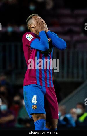 Barcelone, Espagne. 20 septembre 2021. Le Ronald Araujo de Barcelone réagit lors d'un match de football de la première division espagnole entre le FC Barcelone et Grenade CF à Barcelone, Espagne, le 20 septembre 2021. Crédit : Joan Gosa/Xinhua/Alay Live News Banque D'Images