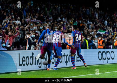 Barcelone, Espagne. 20 septembre 2021. Les joueurs de Barcelone célèbrent leur but lors d'un match de football espagnol de première division entre le FC Barcelone et Grenade CF à Barcelone, Espagne, le 20 septembre 2021. Crédit : Joan Gosa/Xinhua/Alay Live News Banque D'Images