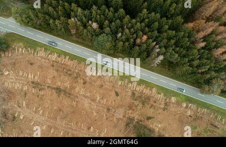 Drei Annen Hohne, Allemagne. 19 septembre 2021. Les zones désélectionnées sont réparties dans les montagnes Harz. La sécheresse de 2019 et 2020 et le coléoptère ont causé la mort d'une grande partie des épinettes du Harz. Maintenant, les zones de bois mort sont en cours d'élimination et le bois enlevé. (Vue aérienne avec un drone) Credit: Matthias Bein/dpa-Zentralbild/ZB/dpa/Alay Live News Banque D'Images