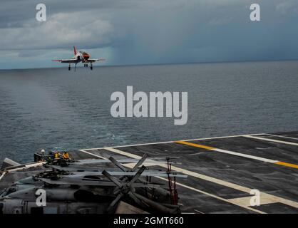 210919-N-AV609-1010 OCÉAN ATLANTIQUE (SEPT. 19, 2021) Un avion T-45C Goshawk, affecté à l'escadre d'entraînement aérien (TW) 2, se prépare à atterrir sur le pont de vol du porte-avions USS George H.W. Bague (CVN 77). GHWB opère dans l'océan Atlantique à l'appui des opérations navales afin de maintenir la stabilité et la sécurité maritimes afin d'assurer l'accès, de prévenir l'agression et de défendre les intérêts américains, alliés et partenaires. (É.-U. Photo marine par Spécialiste communication de masse 3ème classe Noah Eidson) Banque D'Images