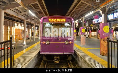 Kyoto, Japon - 13 novembre 2019. Vue nocturne de la gare d'Arashiyama à Kyoto, Japon. La station abrite la galerie d'art de la forêt de kimono. Banque D'Images