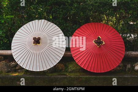 Parapluie traditionnel en papier pour l'artisanat pour la décoration à Kyoto, Japon. Banque D'Images