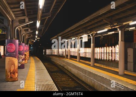 Kyoto, Japon - 13 novembre 2019. Vue nocturne de la gare d'Arashiyama à Kyoto, Japon. La station abrite la galerie d'art de la forêt de kimono. Banque D'Images