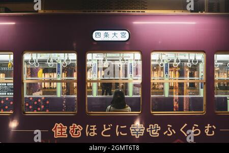 Kyoto, Japon - 13 novembre 2019. Vue nocturne de la gare d'Arashiyama à Kyoto, Japon. La station abrite la galerie d'art de la forêt de kimono. Banque D'Images