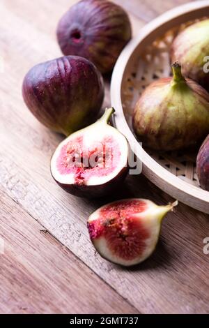 Figues violettes fraîches dans des paniers en bambou Banque D'Images