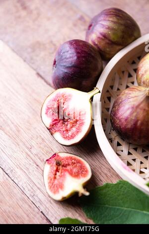 Figues violettes fraîches dans des paniers en bambou Banque D'Images