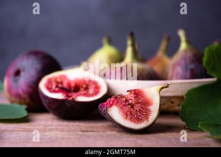 Figues violettes fraîches dans des paniers en bambou Banque D'Images