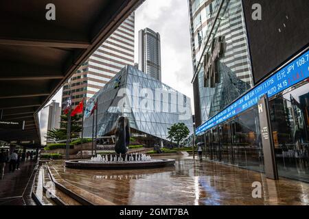 Hong Kong, Chine. 20 septembre 2021. Vue sur le bâtiment de la Bourse de Hong Kong par temps de pluie. Les craintes du groupe immobilier chinois Evergrande de ne pas honorer sa dette ont inquiété les investisseurs quant à l'impact potentiel sur l'économie mondiale dans son ensemble. Ces inquiétudes ont entraîné les actions de Hong Kong vers un niveau plus bas d'un an. Crédit : SOPA Images Limited/Alamy Live News Banque D'Images