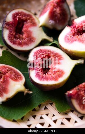 Figues violettes fraîches dans des paniers en bambou Banque D'Images