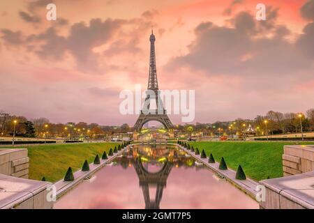 La Tour Eiffel au lever du soleil depuis les Fontaines du Trocadéro à Paris, France Banque D'Images
