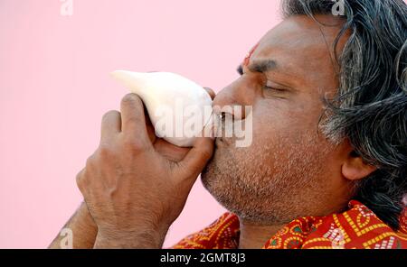 Coquille de conc. Soufflantes Young Priest Banque D'Images