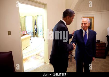 Le président Barack Obama dit Au revoir au président israélien Shimon Peres à la suite de leur réunion dans le Bureau ovale le mardi 5 mai 2009. Photo officielle de la Maison Blanche par Pete Souza. Cette photographie officielle de la Maison Blanche est mise à la disposition des organismes de presse pour publication et/ou pour impression personnelle par le(s) sujet(s) de la photographie. La photographie ne peut être manipulée d'aucune manière ou utilisée dans des documents, des publicités, des produits ou des promotions qui, de quelque manière que ce soit, suggèrent l'approbation ou l'approbation du Président, de la première famille ou de la Maison Blanche. Banque D'Images