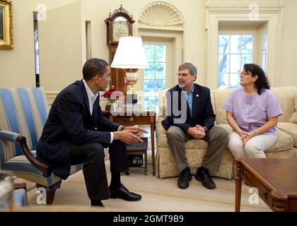 Le président Barack Obama rencontre Richard Phillips, le capitaine du cargo américain qui a été détenu en otage par des pirates le mois dernier, dans le bureau ovale de la Maison Blanche le 9 mai 2009. Phillips a été rejoint par son épouse, Andrea.(photo officielle de la Maison Blanche par Pete Souza) Banque D'Images