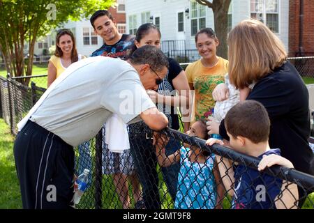 Le président Barack Obama s'arrête pour parler aux familles après avoir joué au basket-ball à fort McNair le 9 mai 2009. Photo officielle de la Maison Blanche par Pete Souza. Cette photographie officielle de la Maison Blanche est mise à la disposition des organismes de presse pour publication et/ou pour impression personnelle par le(s) sujet(s) de la photographie. La photographie ne peut être manipulée ou utilisée dans des documents, des publicités, des produits ou des promotions qui, de quelque manière que ce soit, suggèrent l'approbation ou l'approbation du Président, de la première famille ou de la Maison Blanche. Banque D'Images