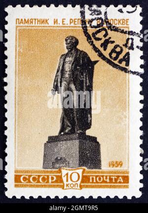 RUSSIE - VERS 1959 : un timbre imprimé en Russie montre Ilya Yefimovich Repin était un peintre russe et ukrainien réaliste, Statue, Moscou, vers 1959 Banque D'Images