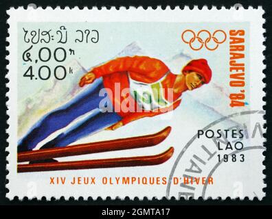 LAOS - VERS 1983 : un timbre imprimé au Laos montre le saut à ski, Jeux olympiques d'hiver de 1984, Sarajevo, vers 1983 Banque D'Images